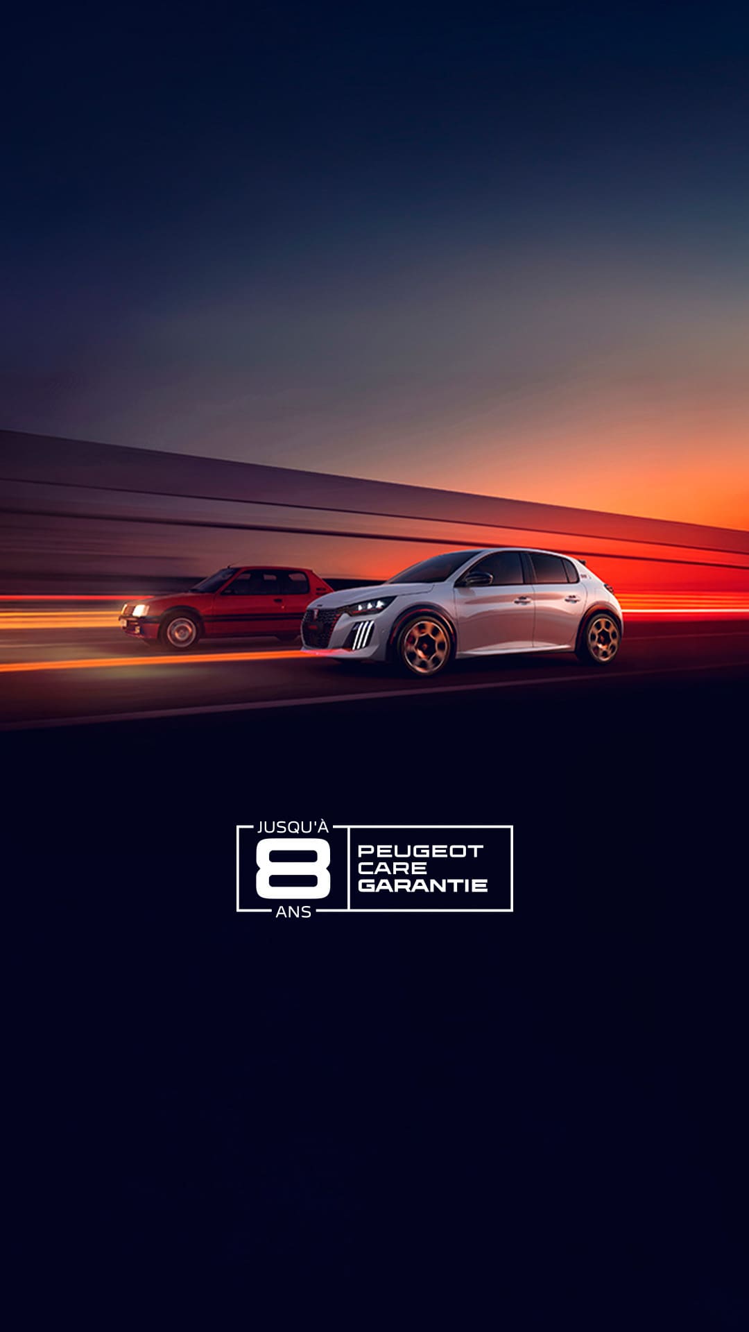 La PEUGEOT 205 GTi et la PEUGEOT E‑208 GTi roulant côte à côte