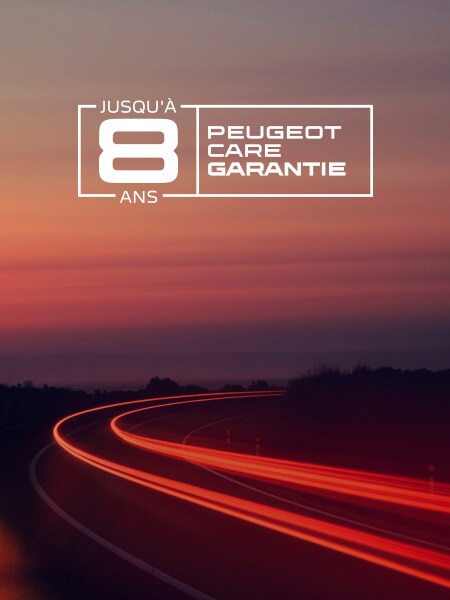 Nouvelle PEUGEOT E‑208 GTi en décor de route avec le logo PEUGEOT CARE