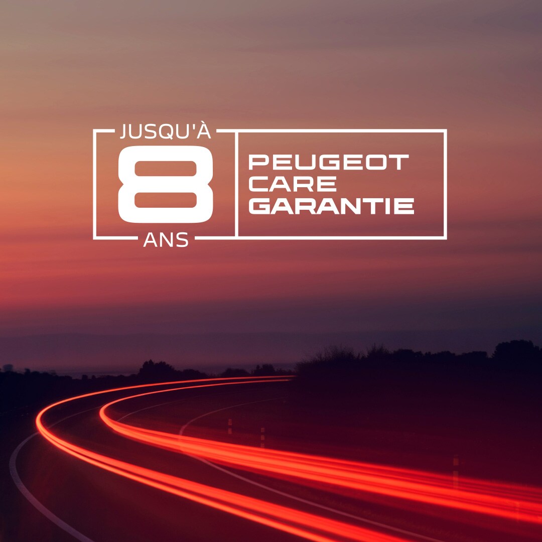 Nouvelle PEUGEOT E‑208 GTi dans un décor de route