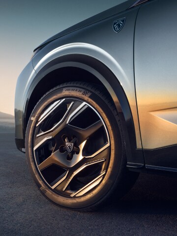 Cut alloy wheels of the PEUGEOT E-5008