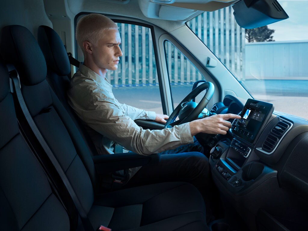 PEUGEOT E-BOXER services connectés
