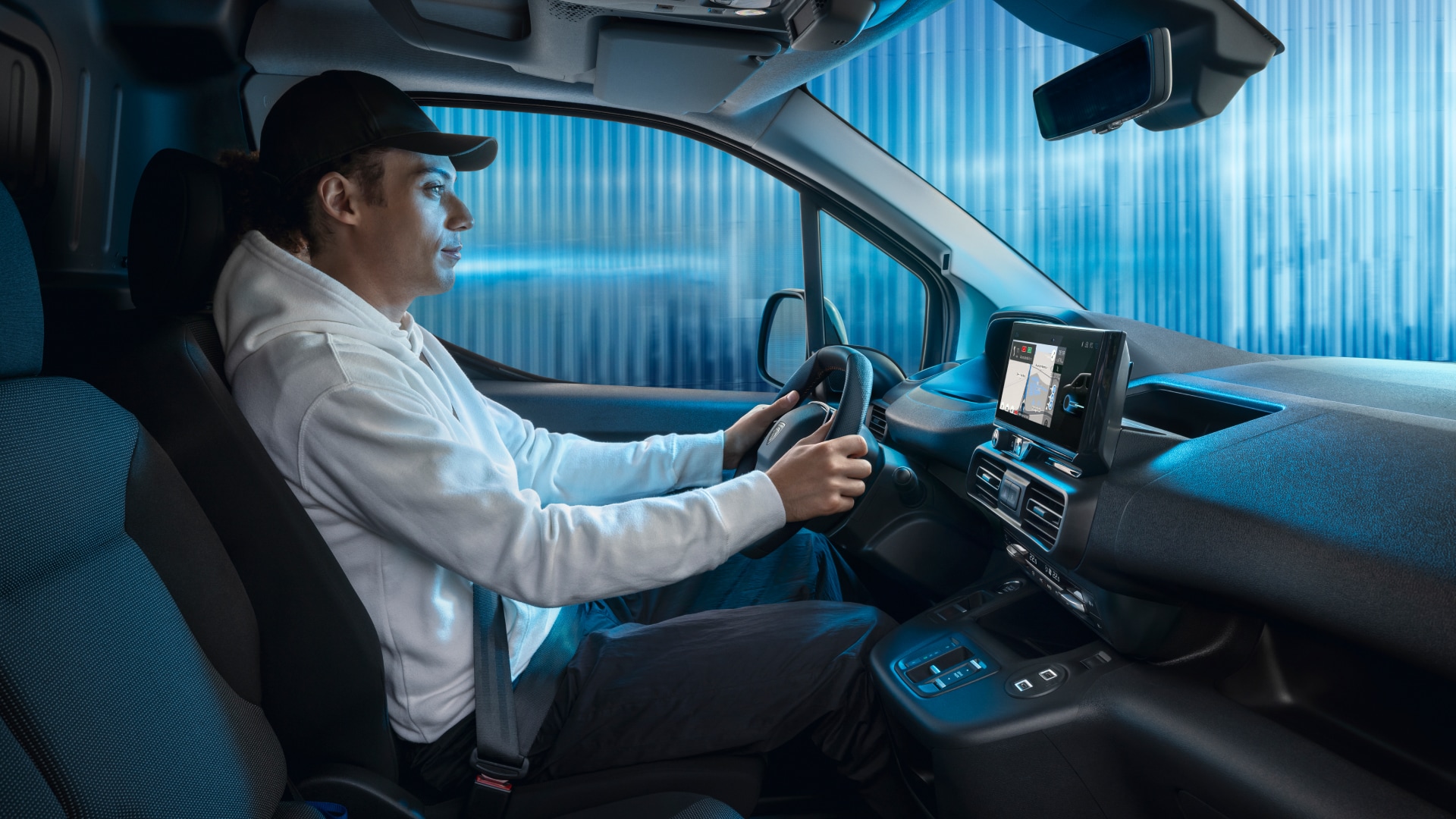 Homme conduisant un PEUGEOT Partner