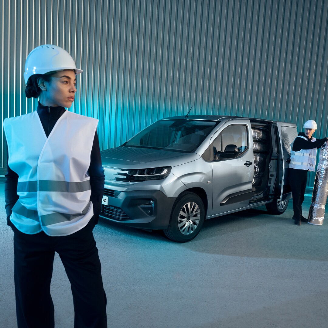 Femme devant un PEUGEOT Partner