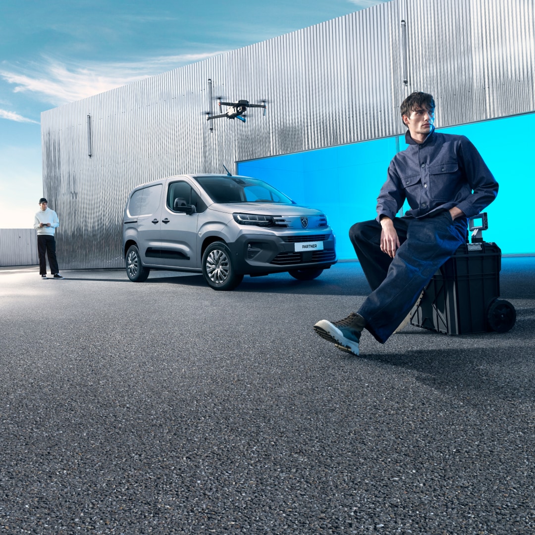 Homme devant un PEUGEOT Partner