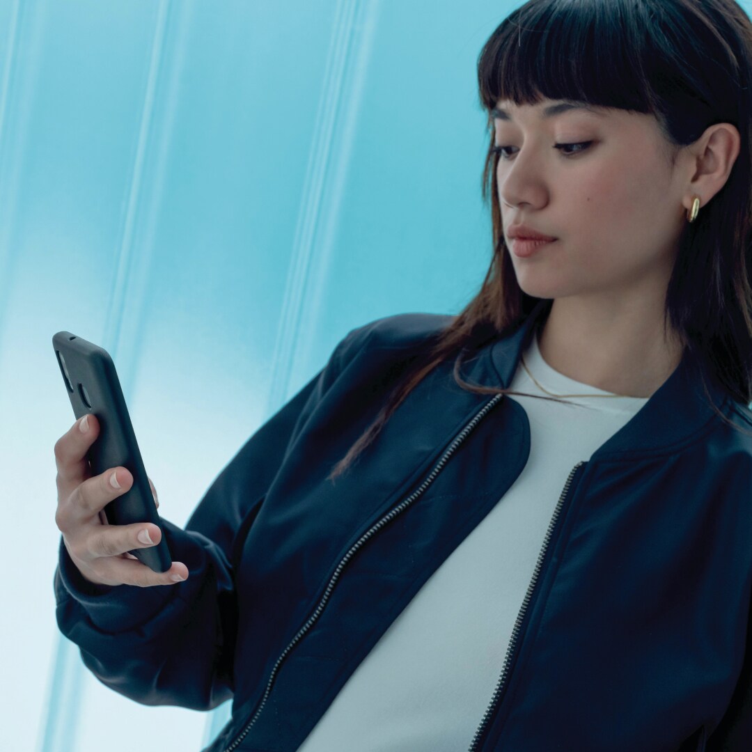 Femme avec un smartphone