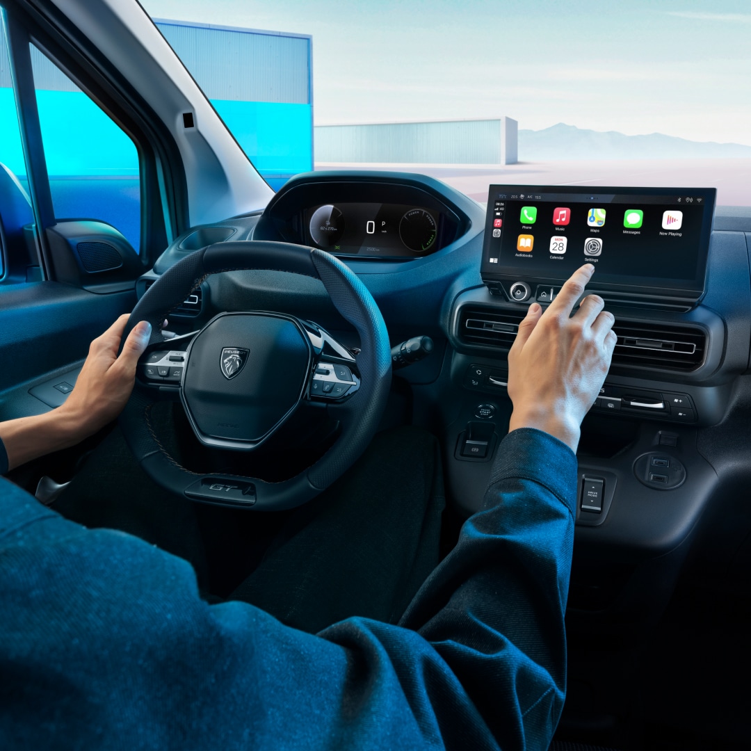 Poste de conduite PEUGEOT PARTNER avec conducteur au volant
