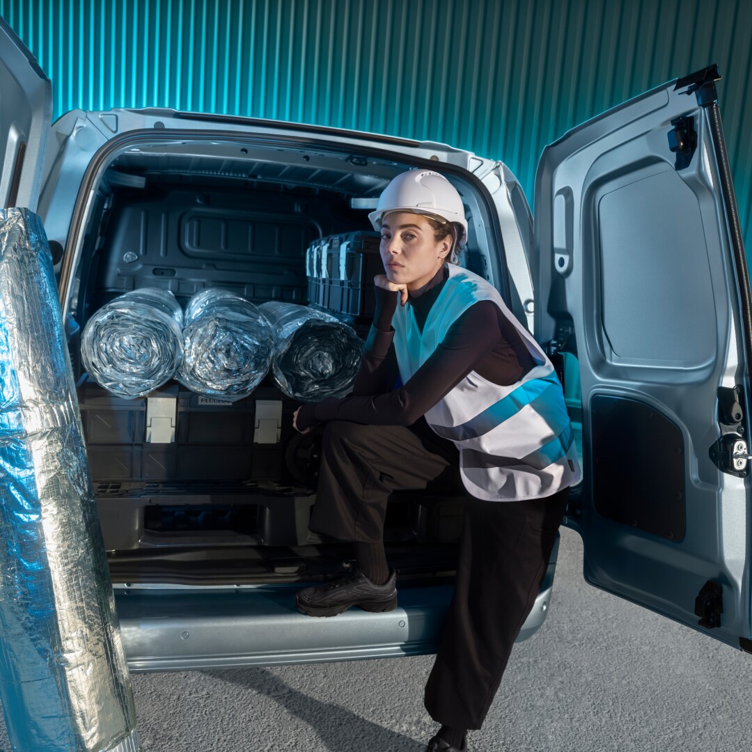 Femme chargeant l'arrière d'un PEUGEOT Partner