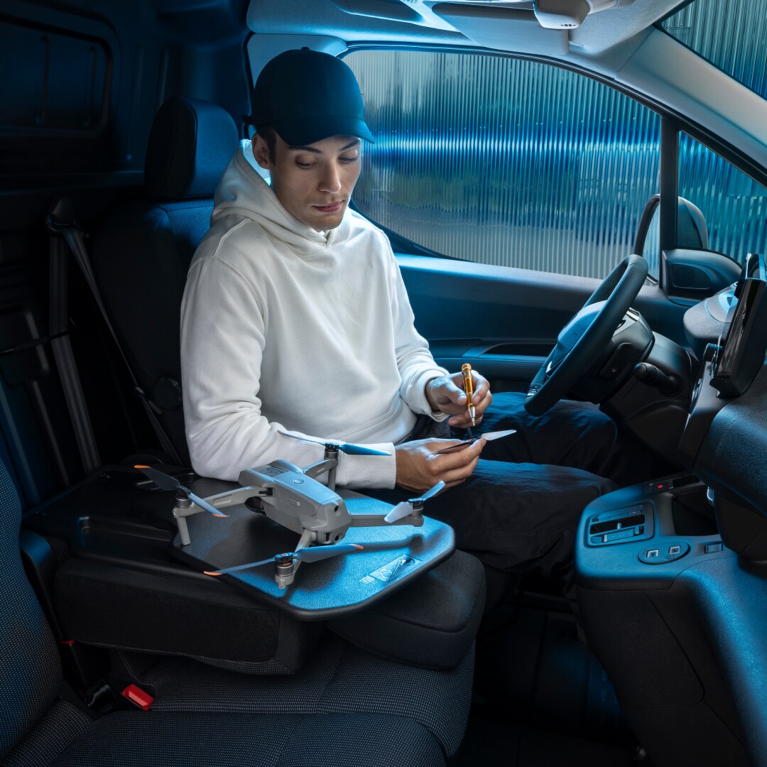 Homme à bord d'un PEUGEOT Partner