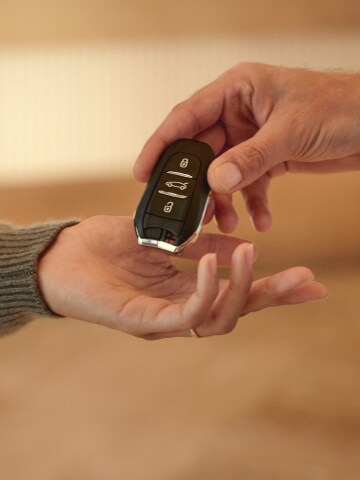 Nouvelle PEUGEOT 408 hybride remise de clefs
