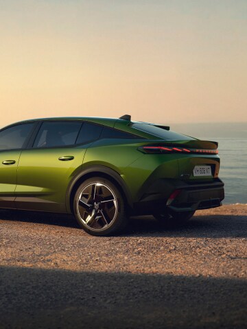 Nouvelle PEUGEOT E-408 silhouette