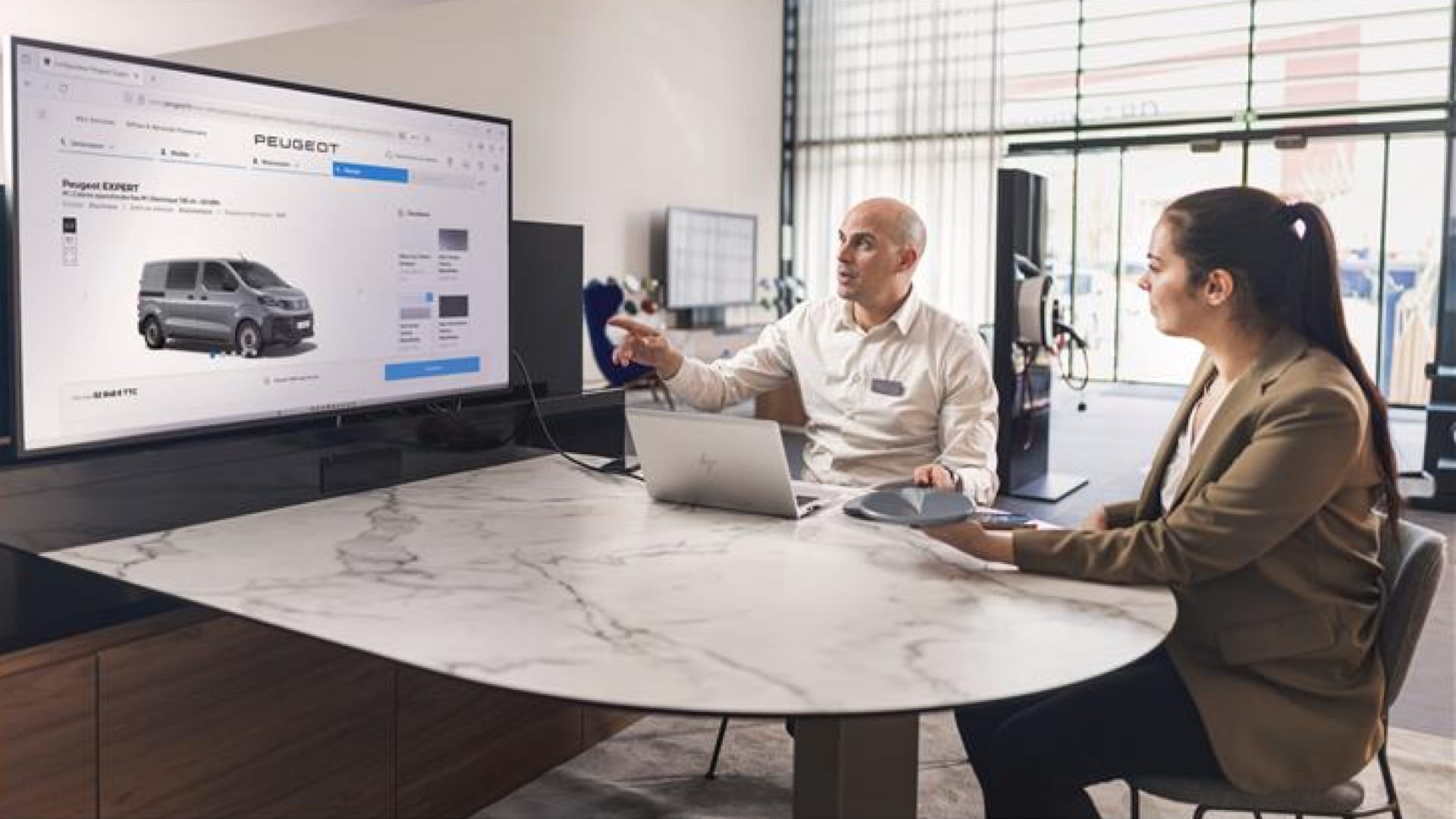 PEUGEOT Professional Center, Expert with customer